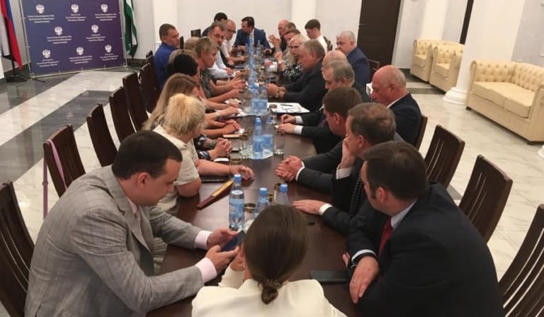В посольстве прошла встреча членов Госдумы и Совфеда с российскими соотечественниками