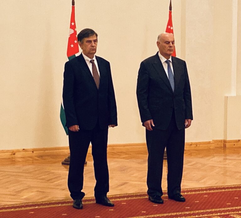 Новый посол РФ в Абхазии вручил президенту республики верительные грамоты