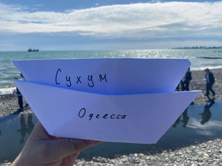 В Абхазии запустили в море 48 бумажных корабликов в память о погибших в Одессе 2 мая 2014 года