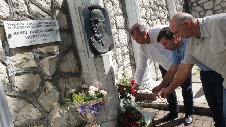 Члены КСОРС Абхазии возложили цветы к могиле Юрия Николаевича Воронова