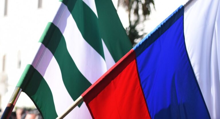 И.о. президента Абхазии обсудил с российским послом новую инвестпрограмму