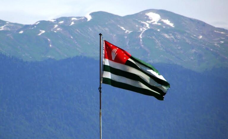КСОРС поздравляет жителей Абхазии с Днём флага