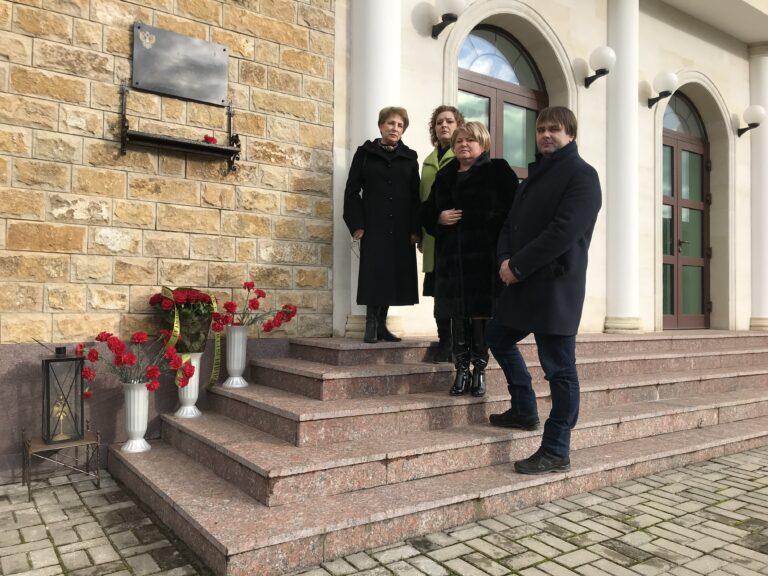 Соотечественники почтили память убитых в Абхазии российских дипломатов Дмитрия и Ольги Вишерневых