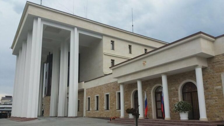 Посольство РФ в Абхазии приостановило прием граждан до 13 февраля из-за ситуации с COVID
