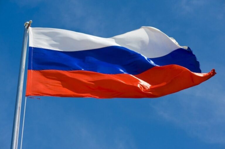 Сегодня день флага России