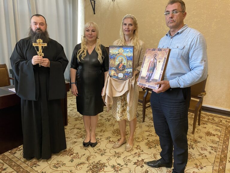 Посольству РФ в Абхазии и военным передали иконы с частицами мощей Александра Невского