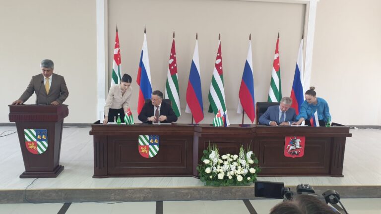 Председатель КСОРС принял участие в церемонии подписания соглашения о сотрудничестве Сухума и Москвы