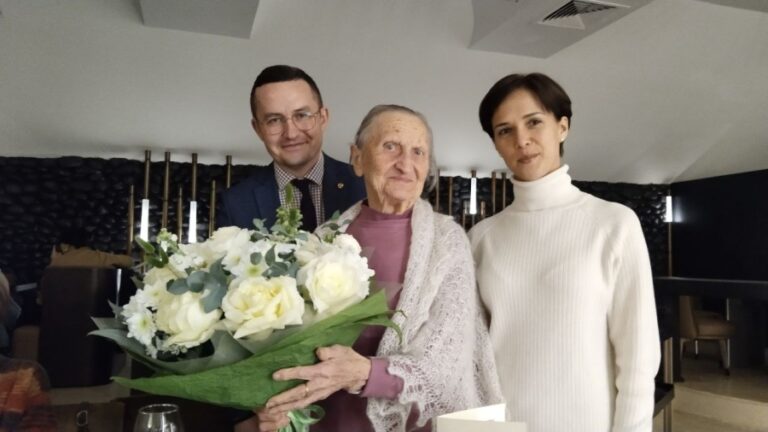 Дом Москвы в Сухуме и Посольство России в Абхазии поздравили ветерана Великой Отечественной войны Татьяну Литовка со 100-летним юбилеем