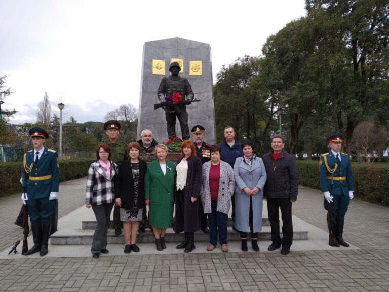 Члены КСОРС приняли участие в возложении цветов к памятнику российским миротворцам